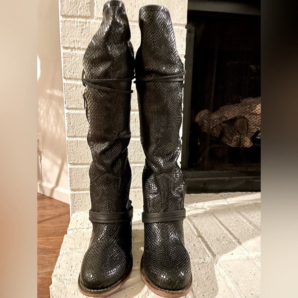 NEW Never Worn Freebird COAL Black Snake size 8